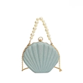 Borsa a conchiglia azzurra perlata con manico di perle e tracolla a catena dorata - Blu