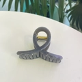 Détail de la pince à cheveux gris foncé brillante dotée d'un ressort en métal doré robuste - Moyen / Gris Argenté Clair