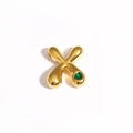 Gros plan du pendentif croix dorée avec une pierre précieuse cœur vert sur fond blanc - Lettre X / Or / Gemme Coeur Vert