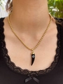Dettaglio collana a sfere placcata oro 18k con ciondolo a corno nero e occhio del male - Collana di Perline Occhio del Diavolo Corno Nero