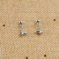 Gros plan sur les boucles d'oreilles clous en acier argenté avec pendentif papillon - Style Papillon (Couleur Acier 6#)