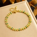 Bracelet chaîne feuille dorée avec émail vert sur un écrin à bijoux raffiné - Feuille Verte (B1417)