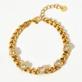 Goldenes Edelstahlarmband mit fünf herzförmigen weißen Zirkoniasteinen und Gliederkette - Gold Weiß Zirkonia Herz Armband (SAK960)