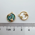 Detailansicht der 18K vergoldeten Rentier-Anhänger mit Abalone und Perlmutt-Einlage - Rentier (Abalone Muschel) / Gold
