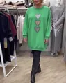 Detalle de vestido sudadera verde de manga larga con tres parches de corazones metálicos - Verde