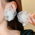 Orecchini a fiore in tulle bianco con perla pendente indossati dal modello - Stile Perla Fiore in Filo di Seta Grande (10#)