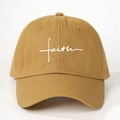 Dettaglio macro del ricamo Faith su cappello da baseball in twill di cotone kaki - Taglia unica / Giallo zenzero