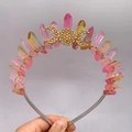 Dettaglio di cristalli sfumati rosa e arancio su una fascia dorata con luna - Arancio Rosa + Filo d'Oro Cerchietto Argentato Luna d'Oro