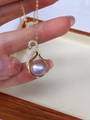 Pendentif cygne doré élégant avec perle d'eau douce violette et zircons blancs brillants - 8-9mm (Pendentif Uniquement) / Violet