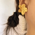 Orecchini a fiore dorati con nappe di perle mostrati indossati da una modella - Orecchini a Fiore con Perle e Nappine (RS-YS363)