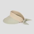 Dettaglio del fiocco in tessuto verde salvia e trama di paglia sul cappello parasole donna - Taglia unica / Verde