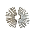 Detail von silbernen Sonnenstrahl-Ohrringen mit Zirkonia-Steinen und strukturierter Oberfläche - Silber