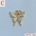 Détail macro d'un pendentif papillon doré de 10x10,3 mm serti de zircons étincelants - Papillon C - Zircon Clair / 10*10.3mm
