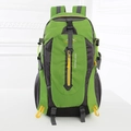 Zaino da trekking verde erba capiente con logo KEEP WALKING e tasche laterali a rete - Verde
