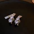 Orecchini dorati con tre zirconi verticali e morbidi cuscinetti per il comfort - Perno in Argento - Orecchini in Zirconia Oro / Oro