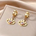 Goldene Evil Eye Ohrringe mit Sternanhängern auf elegantem beigem Satinhintergrund - Orange-rosa Sternenauge
