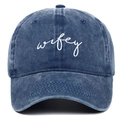 Casquette de baseball en coton lavé bleu marine avec broderie Wifey blanche cursive - Bleu marine