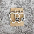 Vue détaillée des boucles d'oreilles cœur argentées à paillettes avec motif de ballon de foot - Cœur Pailleté Argent Football