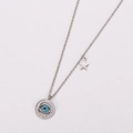Detalle del collar de acero inoxidable plateado con colgante de ojo turco azul y estrella - Color Acero