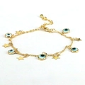 Bracciale dorato con ciondoli a stella e malocchio blu in stile boho su sfondo bianco - Stella Malocchio