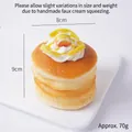 Dubbellaags kunstmatige soufflé cake magneet met gele vruchten en roomdecor - Perzik Dubbellaagse Cake