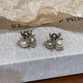 Vintage-Ohrstecker in Spinne-Form mit drei farbigen Perlen in Silber-Metall-Finish - Spinne Geformte Dreifarbige Perle (HE30009)