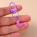 Colgante de mariposa esmaltada rosa con cierre de metal morado para bolsos y mochilas - Mariposa Morada