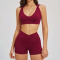 Bourgondische yogaset voor dames met halter sport-bh en fitness short met v-vormige taille - S / Kersenrood