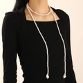 Collar largo de perlas para mujer con cuentas blancas y colgantes de perlas barrocas - Cadena Larga Blanca (M-070)
