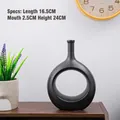 Moderne mat zwarte keramische vaas met hol rond design en een smalle hals - Klein / Zwart