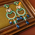 Makro-Detail von Vintage-Goldohrringen mit grünen und blauen Kristallen im Rahmen - 925 Silberstift - Gold/Grün/Blau