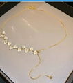 Collier doré vintage de style français avec breloque fleur blanche en relief sur chaîne - Collier Perle Fleur Strass Plaqué Or 14K