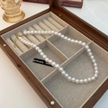 Collana di perle barocche bianche con chiusura dorata in un portagioie di velluto beige - Stile Scatola Portagioie Perla Tonda a Fila Singola