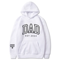 Κοντινό πλάνο λευκού φούτερ με τύπωμα DAD EST 2024 και ονόματα στα μανίκια του - S / Λευκή Λουλουδάτη Εκτύπωση / Λευκό