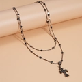 Detalle de collar gótico de doble capa con colgante de cruz negra y cuentas - Cruz Negra