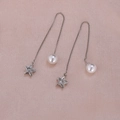 Detalle de pendientes de plata con estrella y perla sobre fondo de seda púrpura - Estrella de Cinco Puntas Perla Pasante(A2306)