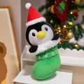 Peluche pinguino in calza di Natale verde con cappello rosso e ricami festivi di neve - Pinguino di Natale