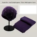 Dettaglio del set cappello in maglia viola con perle e sciarpa invernale da 170x25 cm - Viola