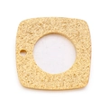 Pendentif carré en acier inoxydable doré mat avec un design de cercle central évidé - Style Carré Arrondi Sablé à Trou Unique (KLJ6472-Z) / Doré