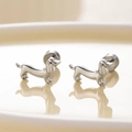 Dackel-Ohrstecker aus Titanstahl in Silber mit hochglanzpoliertem Finish - Rechte Seite (Einzelstück)