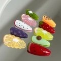 Dettaglio di 10 fermagli per capelli in resina fatti a mano con vivaci motivi a frutta - XS / Fruit Party A504