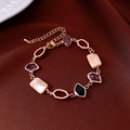 Detalle de una pulsera vintage dorada con gemas de colores e incrustaciones de nácar - Pulsera-Dorado-Multicolor