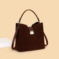 Schicke braune Wildledertasche mit V-Ausschnitt und goldener Metallschnalle - Braun