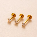 Tre piercing labret dorati con zirconi tondi trasparenti in uno scatto macro dettagliato - Lunghezza barra 8mm / Oro