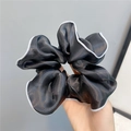 Detail eines großen schwarzen Chiffon-Haargummis mit elegantem weißem Paspelrand Dekor - Weiße Paspelierung / Schwarz