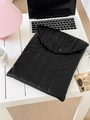 Gros plan d'une housse d'ordinateur matelassée noire avec accessoires de bureau modernes - 16 Pouces (Housse Ordinateur) / Noir