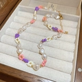 Detalle del collar de flores con perlas barrocas y cierre de langosta dorado - Collar de flores de cuentas rosa púrpura