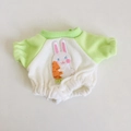 Grün-weißes Strickoberteil für Puppen mit süßem Hasen- und Karotten-Stickereidetail - Geeignet für 17cm Anhängerpuppen / Hasen-Strampler / Grün