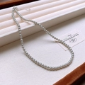 Detail der grauen Perlenkette mit silbernem Karabinerverschluss und verstellbarer Metallkette - Grau-4mm (7# Halskette)