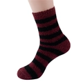 Detail von rot-schwarz gestreiften Korallenfleece-Socken mit weicher Plüschtextur am Fuß - Einheitsgröße / Herren Gestreift Burgund